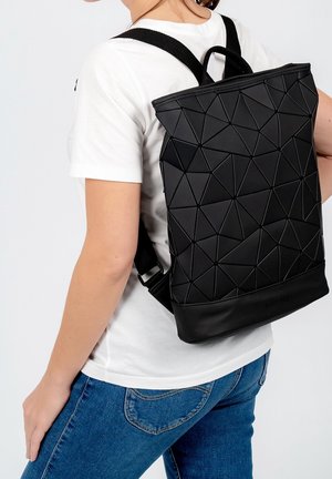 Zaino nero con motivo geometrico, realizzato in materiale flessibile, dotato di manico superiore, spallacci regolabili e fondo liscio.
