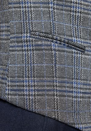 Szary i niebieski materiał w kratę na marynarkę, z teksturowanym splotem, posiadający kieszeń na piersi i ciemnoniebieską podszewkę. Wyraźny wzór w kratę.