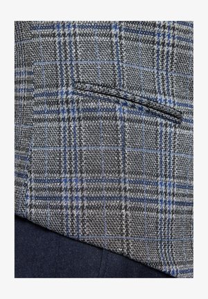 Szary i niebieski materiał w kratę na marynarkę, z teksturowanym splotem, posiadający kieszeń na piersi i ciemnoniebieską podszewkę. Wyraźny wzór w kratę.