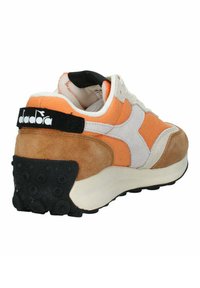 Sneaker Diadora con una combinazione di colori arancione, bianco e marrone. Tomaia in suede e tessuto, patch del logo nero e suola in gomma con motivo.