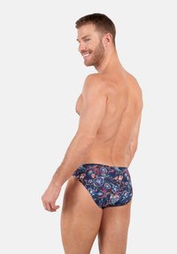 Marineblaue Schwimmshorts mit buntem Paisleymuster, maßgeschneidertem Design und glatter Textur, ausgestattet mit einem elastischen Bund für zusätzlichen Komfort.