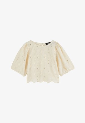 Blouse crème avec des manches courtes bouffantes, motif floral brodé, ourlet festonné et fermeture à bouton au dos.