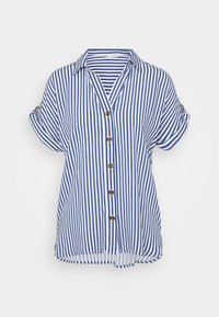 Kortärmige button-up shirt met blauwe en witte verticale strepen, een kraag en grote bruine knopen aan de voorkant. Afgeronde onderkant.