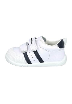 Zapatilla blanca con correas de Velcro, rayas azul oscuro y detalles perforados. Cuenta con una suela de goma y un interior suave.