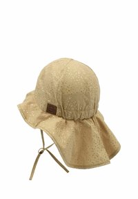 Chapeau de soleil en tissu beige avec un large bord, orné de motifs en cœur métalliques, avec une sangle de menton réglable et un design froncé sur le dessus.