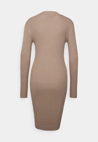 Robe bodycon en taupe. Manches longues, texture côtelée, encolure ronde, silhouette ajustée et ourlet à hauteur de genou. Finition en tissu lisse.