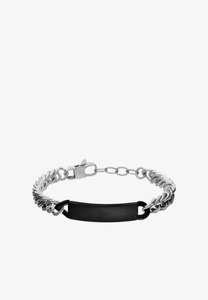 Armband aus silberfarbenem Metall mit grobem Kettendesign, schwarzer rechteckiger Plakette und sicherem Verschluss.