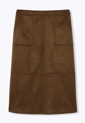 Jupe marron, longueur genou en tissu doux, dotée de deux poches avant et de coutures verticales sur les panneaux pour un design structuré.