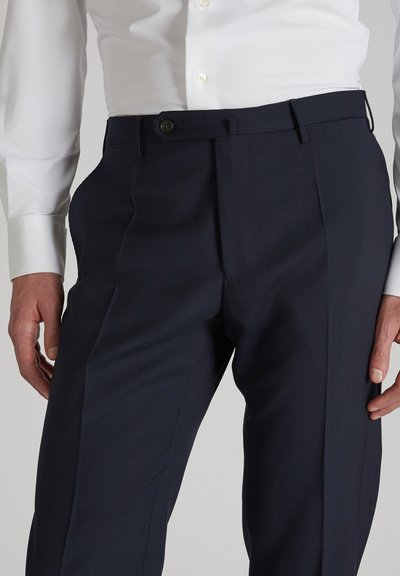 Navyblaue maßgeschneiderte Hose mit einem dezenten Karomuster, hergestellt aus einem leichten Stoff. Sie verfügt über einen flachen Bund, seitliche Taschen und einen Knopfverschluss.