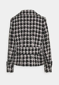 Blazer s houndstooth vzorem v černé a bílé barvě, s klopovým límcem, dlouhými rukávy a knoflíkovými detaily na manžetách. Texturovaná tkanina.