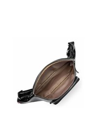 Clutch in pelle nera con zip argentata. Interno con rivestimento beige e un ampio scomparto. Design compatto con una finitura elegante.