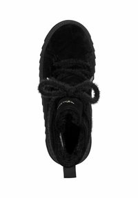 Zwarte sneaker van suède, met een zachte voering, ronde veters en een getextureerde rubberen zool. Bovenaanzicht toont voldoende demping en merkvermelding.