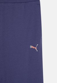 Μπλε ριμπ αθλητικές παντελόνες με μικρό πολύχρωμο λογότυπο Puma στην αριστερή πλευρά. Κατασκευασμένο από απαλό, υφασμάτινο υλικό.