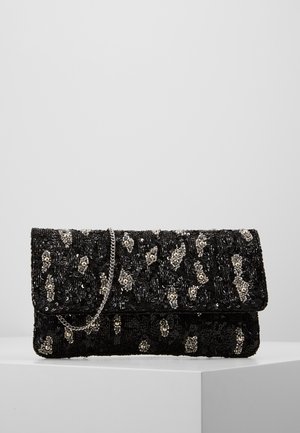Zwarte pailletten clutch met zilveren kralen bloemmotieven en een dunne zilveren kettingriem, geplaatst op een witte ondergrond.