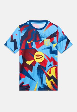 Világoskék FC Barcelona focimez piros, sárga és tengerészkék szögletes absztrakt mintákkal, Nike logóval és Spotify szponzor felirattal elöl.