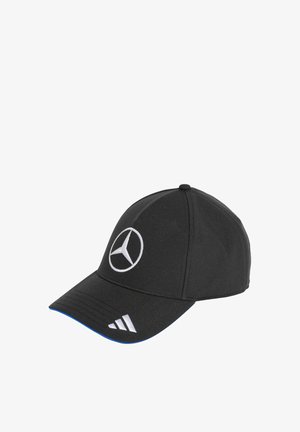 Schwarze Baseballkappe mit weißem Mercedes-Benz-Logo vorne und weißem Adidas-Logo auf der linken Seite des Schirms.