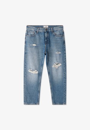 Jeans in denim blu chiaro, con gamba dritta, dettagli strappati, vari buchi e design classico a cinque tasche con chiusura a bottoni.