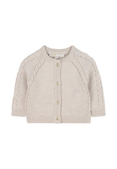 Gilet en tricot beige à manches courtes, avec des motifs en maille torsadée, cinq boutons dorés et un col rond. Texture lisse.