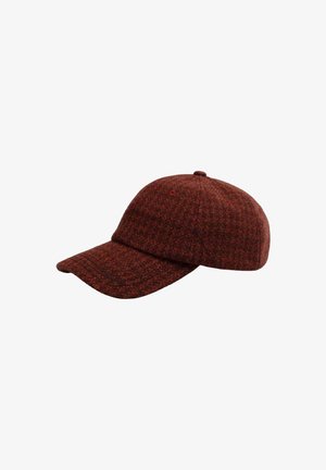 Gorra de béisbol de lana con un patrón marrón y rojo, con visera curva y construcción de tela, que presenta detalles cosidos y un botón en la parte superior.