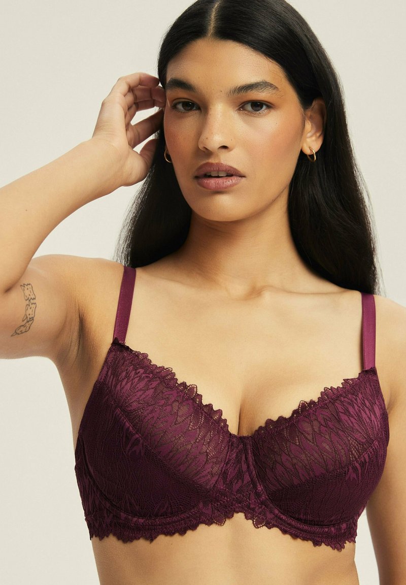 Burgundzka koronkowa bielizna z fiszbinami i pasującymi satynowymi ramiączkami, z kwiatowym wzorem i falbankami dla dodatkowego detalu.