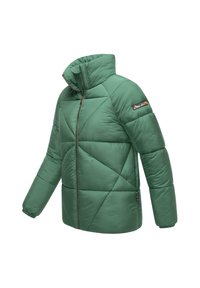 Groene gewatteerde jas met een hoge kraag, diagonaal gestikt ontwerp en een ritssluiting. Inclusief een logopatch op de linker mouw.