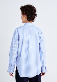 Gina Tricot Blusa com botões - navy blazer
