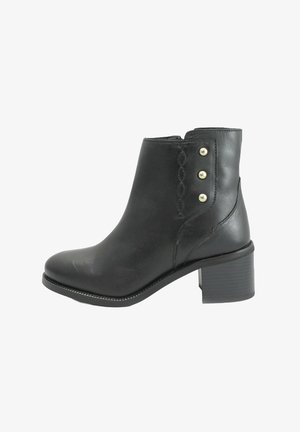 Stivale alla caviglia in pelle nera con punta arrotondata, lati texturizzati e tre bottoni decorativi metallici. Presenta un tacco basso e grosso.