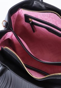 Borsa a tracolla in pelle nera con un esterno liscio, fodera a motivo rosa e cerniera dorata. L'interno presenta più tasche per una buona organizzazione.