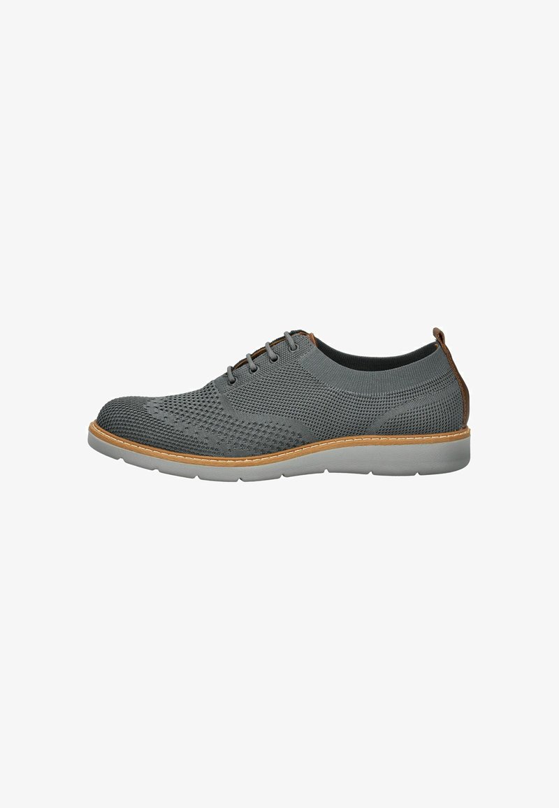 Zapato de malla gris con diseño de cordones, superficie texturizada, acento en el talón marrón en contraste y suela flexible gris.