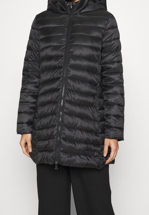 Giacca a vento nera con zip frontale, cappuccio e design trapuntato. Realizzata in materiale lucido e leggero, presenta una silhouette slim e tasche nascoste.