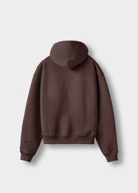 Brauner Kapuzenpullover mit weicher Textur, überschnittenen Schulternähten und gerippten Bündchen. Die Rückansicht zeigt ein minimalistisches Design.