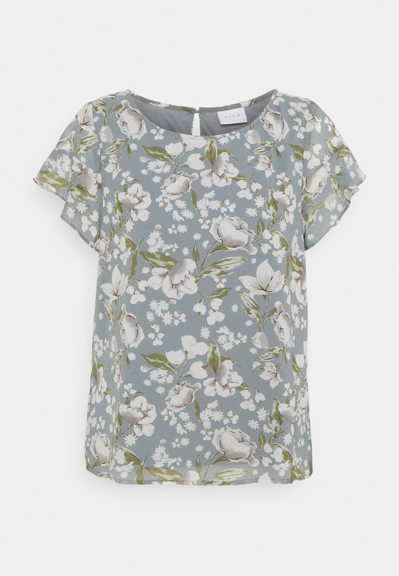 Blus med blommönster i mjukt, lätt tyg. Har rund halsringning, korta ärmar och en blågrå bakgrund med vita och gröna blommor.