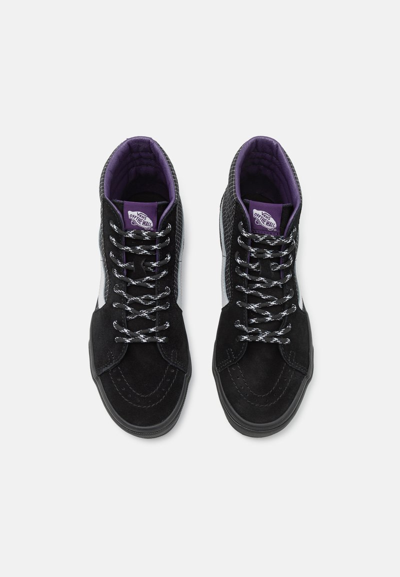 Scarpe alte in suede nere con fodera viola, presentano lacci neri e bianchi, lati testurizzati e una punta rotonda.