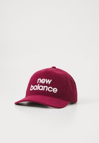 Burgundi kordbársony sapka fehér "new balance" logóval. Kerek koronával és ívelt, texturált felületű szélessel rendelkezik.