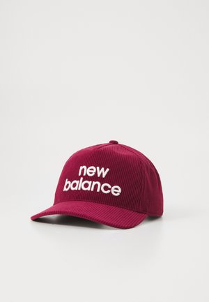 Burgundy kordfløjlskappe med en hvid "new balance" logo. Har en rund krone og en buet skygge med tekstureret overflade.