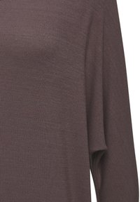 Brauner gestrickter Pullover mit lockerer Passform, gerippter Textur und überschnittenen Schultern. Der Stoff wirkt weich und leicht.