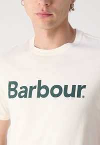 Barbour LOGO TEE - Triko s potiskem - whisper white