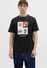 Schwarzes Baumwoll-T-Shirt mit einem bunten Grafikumdruck, der Sonne, Welle, Blatt und abstrakte Formen zeigt; lockere Passform mit kurzen Ärmeln.