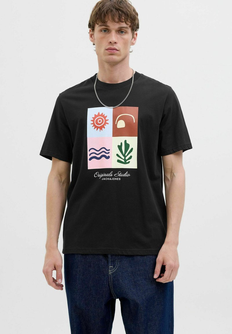 Schwarzes Baumwoll-T-Shirt mit einem bunten Grafikumdruck, der Sonne, Welle, Blatt und abstrakte Formen zeigt; lockere Passform mit kurzen Ärmeln.