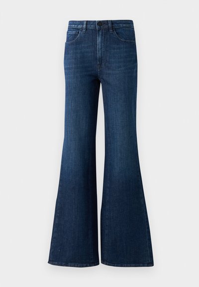 Jeans de campana de talle alto en azul oscuro, con botón frontal, cremallera y diseño de cinco bolsillos sobre un fondo blanco.