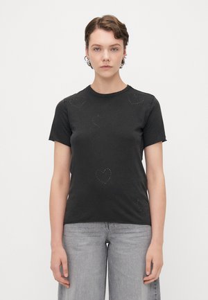 Svart t-skjorte med kort erme laget av bomull, med hjerteformede dekorasjoner. Rund hals-design, tettsittende stil med en jevn tekstur.