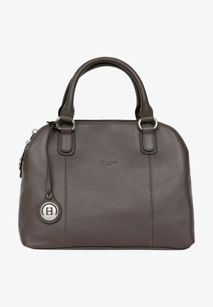 Bruine leren handtas met dubbele handvatten, zilveren hardware en een ronde logo charme. Heeft een gestructureerde vorm en een textuurafwerking.