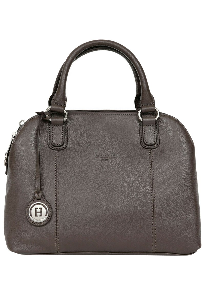 Borsa in pelle marrone con doppi manici, hardware in argento e un ciondolo a forma di cerchio con logo. Presenta una forma strutturata e una finitura testurizzata.
