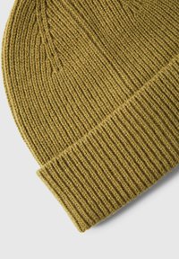Selected Homme Adīta cepure - dried herb