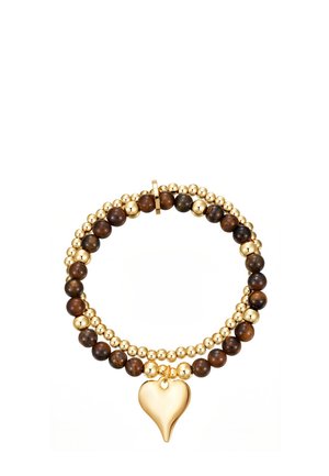 Doppelreihiges Armband mit kleinen goldenen Perlen und größeren dunkelbraunen Perlen, mit einem glatten goldenen Herzanhänger, der an einer Reihe hängt.