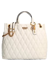 Sac à main blanc matelassé avec quincaillerie dorée, double anses et accent en chaîne. Présente un logo détaillé et une étiquette porte-clés attachée.