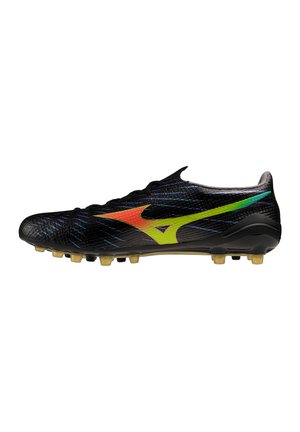 Schwarzer Fußballschuh mit strukturierter Oberfläche, mehrfarbigem gelb-orange-grünem Logo an der Seite und gelben Stollen an der Sohle.