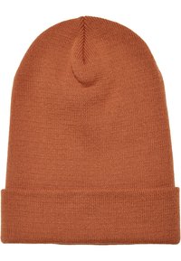 Beanie tricotat în portocaliu ars, cu un design simplu, având un tiv pliat și un detaliu subtil de cusătură în partea de sus, fabricat dintr-un material texturat, moale.