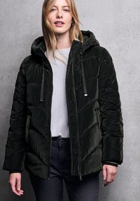 Giacca a vento imbottita verde scuro con cappuccio, dotata di chiusura con zip, tasche laterali e trapuntatura a zigzag. Tessuto liscio e lucido.