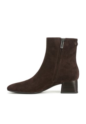 Stivale alla caviglia in suede marrone con punta affusolata, chiusura laterale con cerniera e tacco impilato e rigato. Texture liscia senza motivi o accenti visibili.